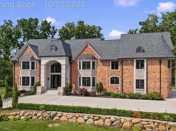 221 Charing Cross Ct, Bloomfield Hills, MI 48304