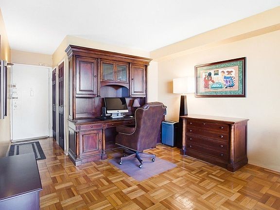 4th image of 4 Fordham Hill Oval APT 10F