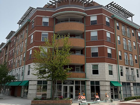 2nd image of 400 Village Cir #4-8