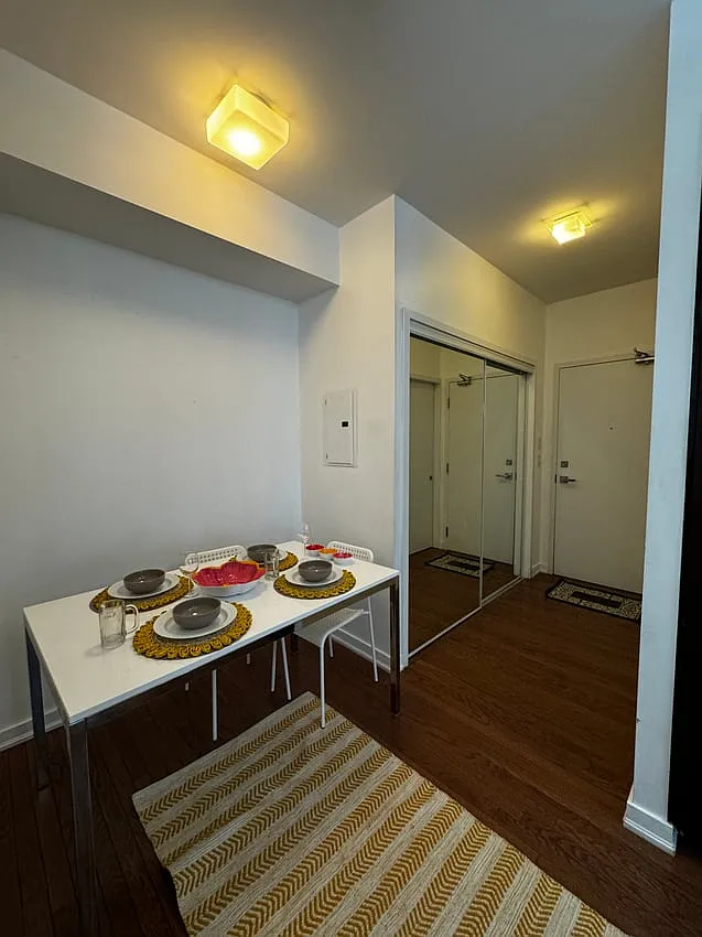 Deluxe Room - York St & Bremner Blvd — Photo 4