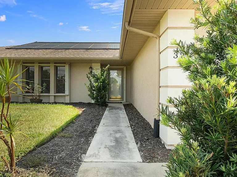 329 SE Oakridge Dr — Photo 2