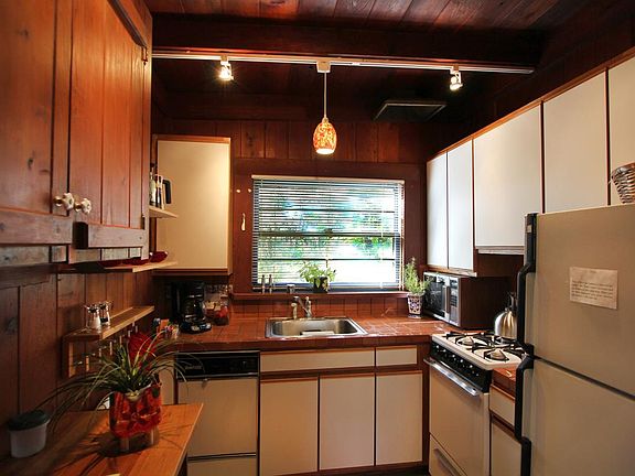 Kitchen - has everything, oven, stove, reg size frig, dishwasher