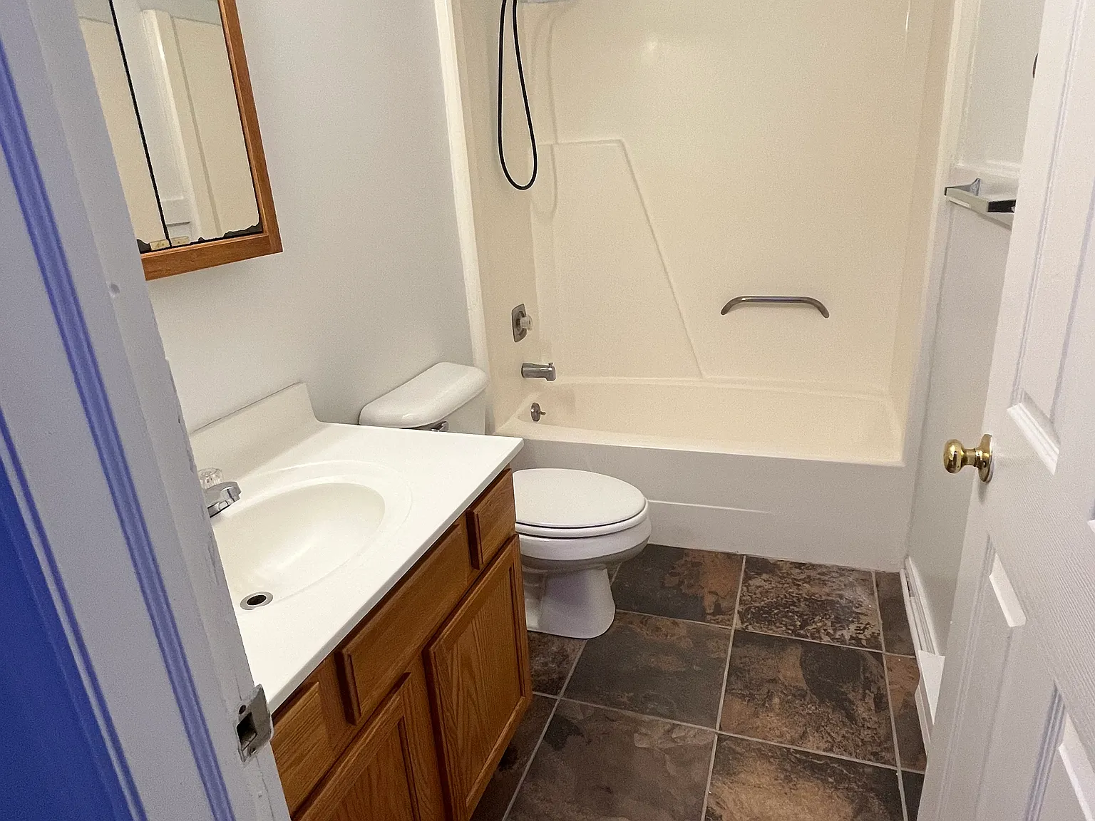 2 bed, 1.5 bath, 900 sqft, $950 — Photo 4