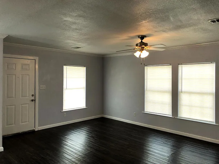 146 Varsity Dr — Photo 13