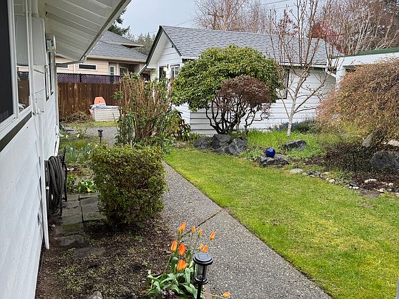 3rd image of 961 NW Camano Dr