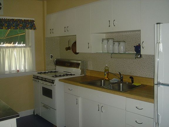 Kitchen walks out to deck