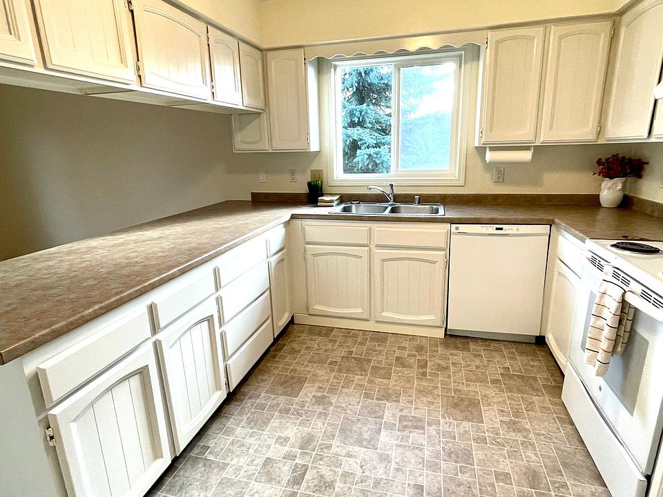 Large kitchen with bar.