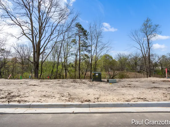 3044 Creek Dr SE, Grand Rapids, MI 49512