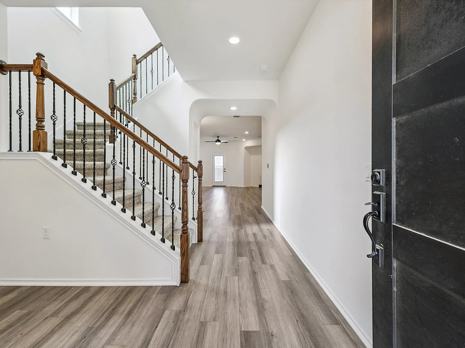 4 bed, 3.5 bath, 2493 sqft, $2,600 — Photo 2