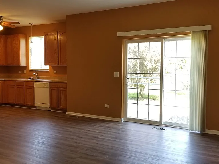 1126 Clover Dr — Photo 7