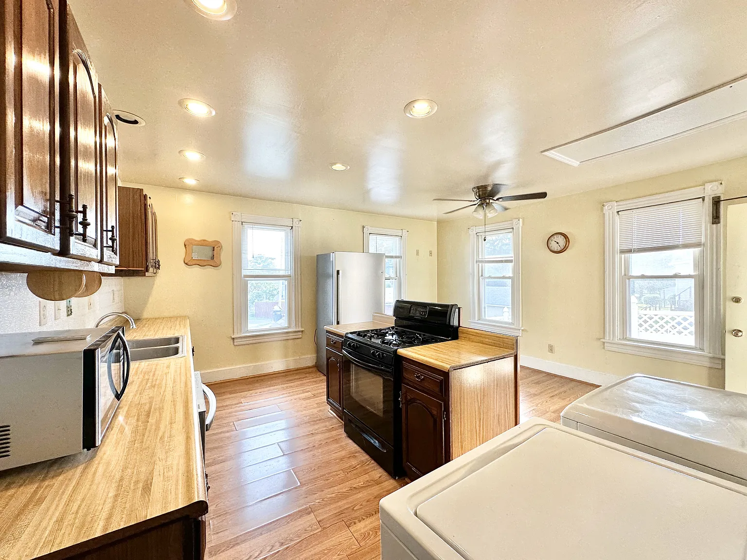 3 bed, 1.5 bath, 1350 sqft, $1,895 — Photo 2