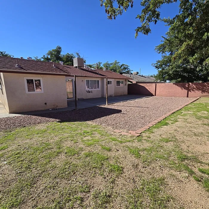 4 bed, 2.0 bath, 1746 sqft, $2,000 — Photo 2