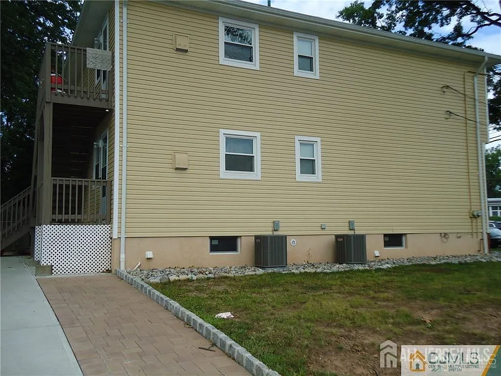 3 bed, 1.0 bath, $2,650 — Photo 3