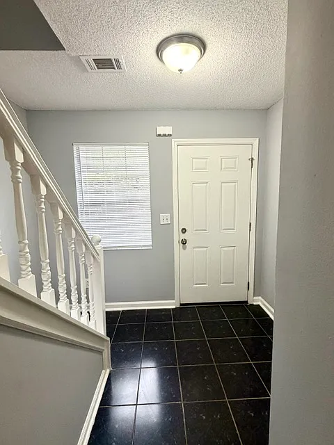 3 bed, 2.5 bath, 975 sqft, $1,595 — Photo 2