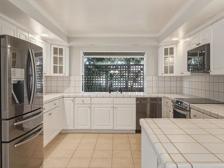 657 Spazier Ave — Photo 13