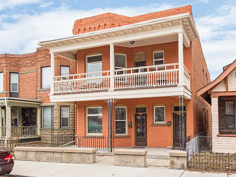 820-822 W Silver St — Photo 17