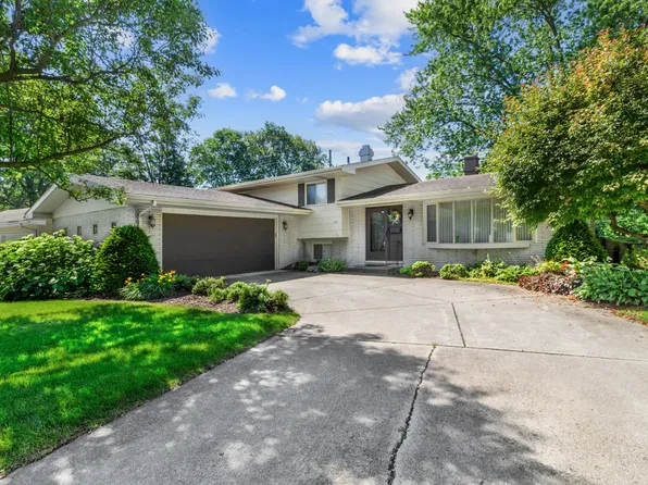 321 E Elizabeth Dr, Crown Point, IN 46307