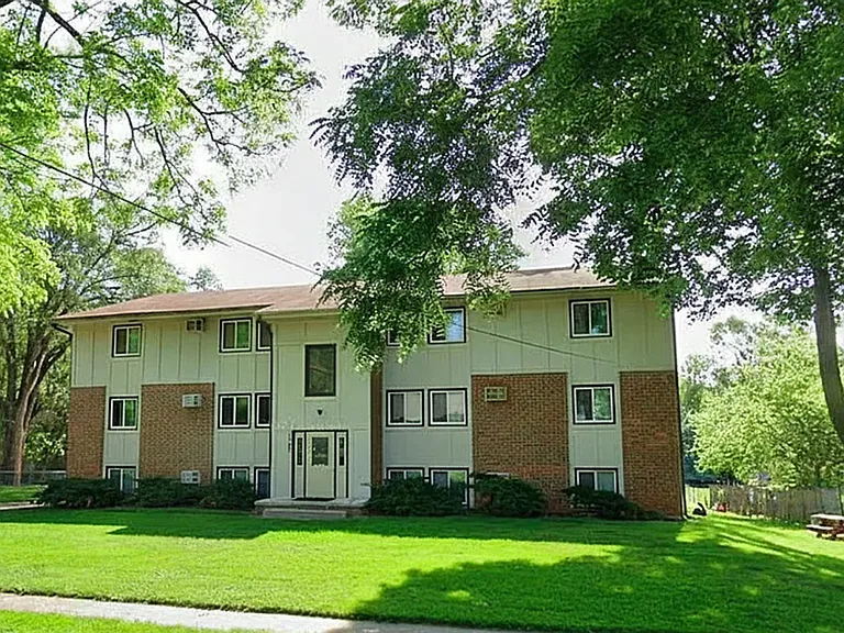 2bed 1 bath Unit in quiet Clive location — Photo 8
