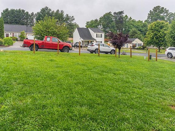 4th image of 121 Willard Way