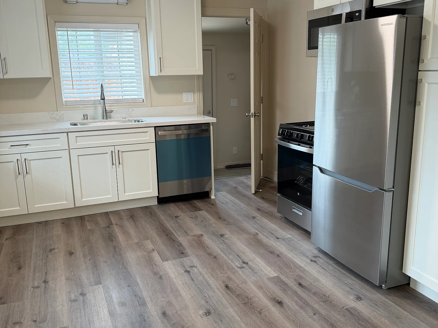 2 bed, 700 sqft, $2,400 — Photo 3