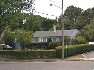 8 Kaymac St, Brentwood, NY 11717