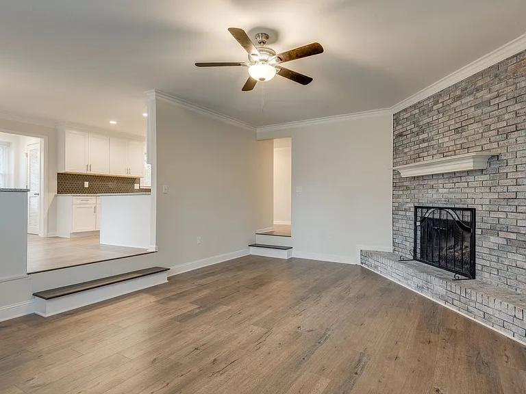 826 Victoria Dr — Photo 8