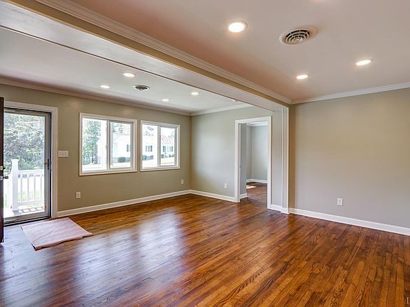 4th image of 107 Woodlawn Hts