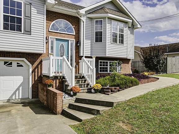 3rd image of 125 Manor Ln