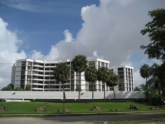 3rd image of 13953 Kendale Lakes Cir #904B