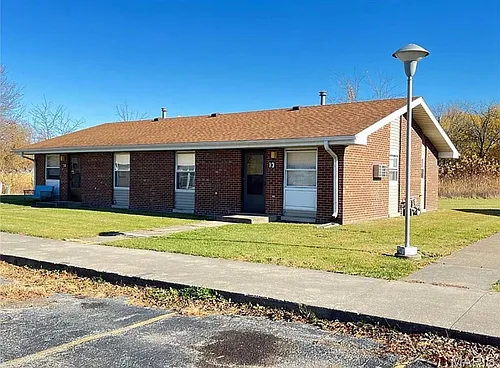 404 E Maple St Photo 1