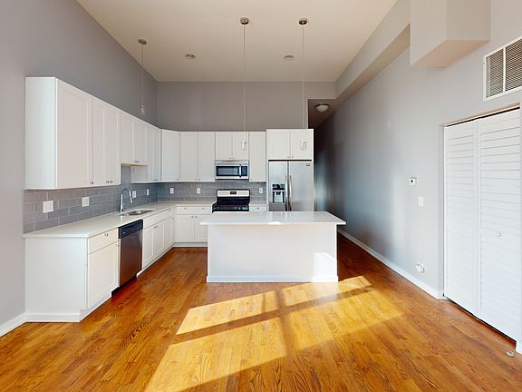 2nd image of 7056 N Clark St #205