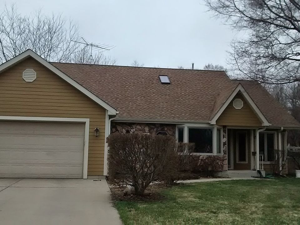 plenty of parking on the driveway and 2.5 car garage