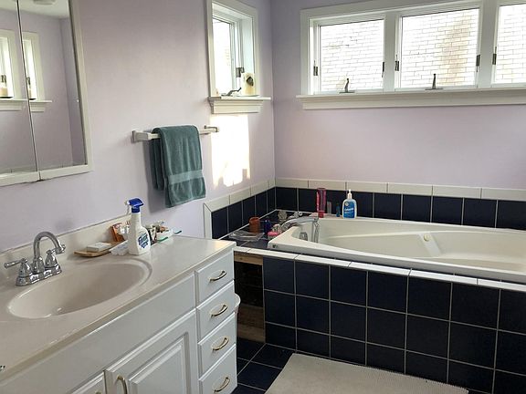 Lg bath/juacuzzi with hand held shower