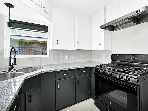 4th image of 1810 Marguerite Ln