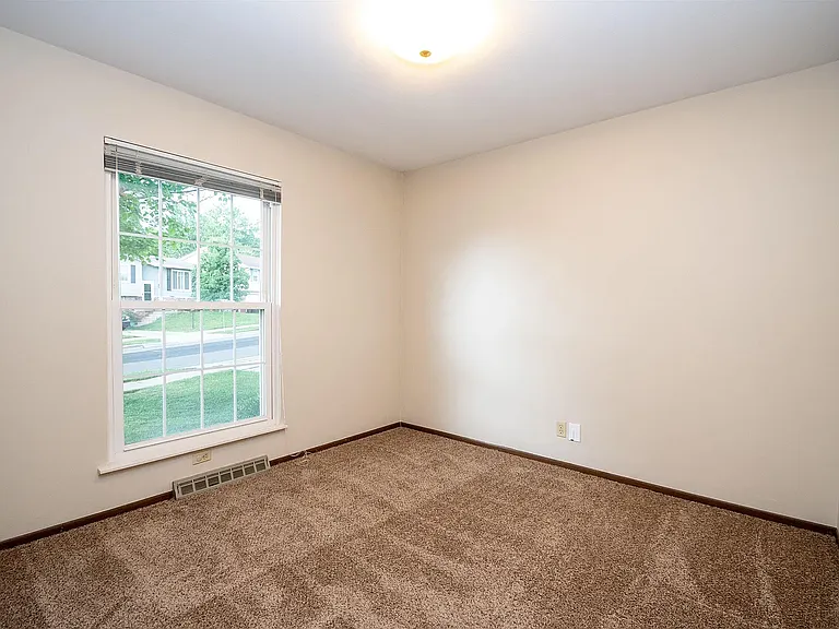 2405 W Carriage Ln — Photo 19