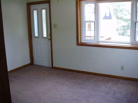 Living room (view 2)