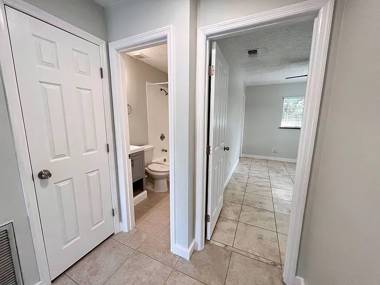 Lakeside Cove Apartments — Photo 9