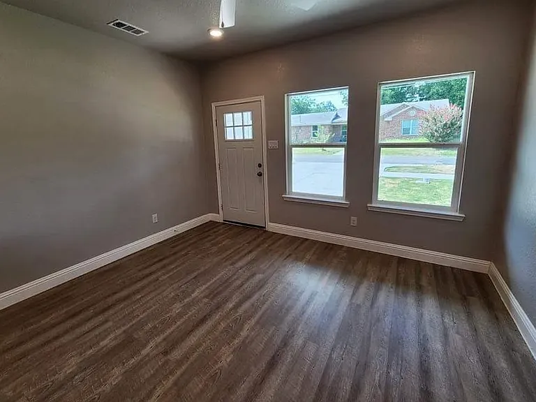 3118 Hemphill St — Photo 4
