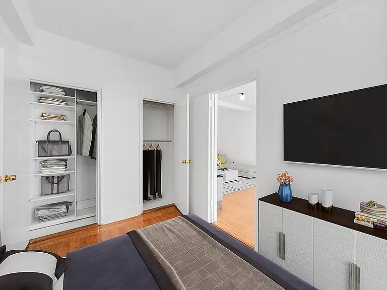 21 E 10th St #12A — Photo 4