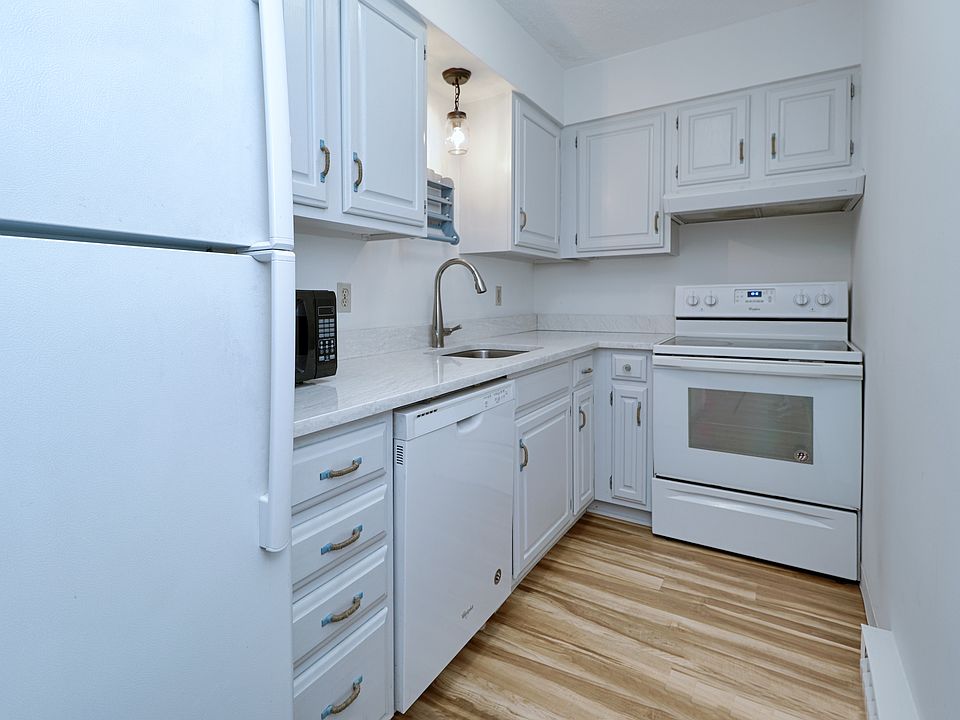 Updated kitchen with quartz countertops!