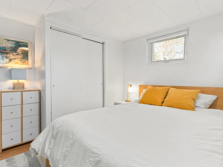 339 W Elm St — Photo 15