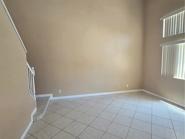 881 Bramble Ln — Photo 3