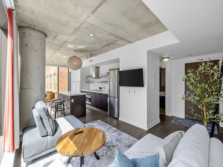 560 King St W #214 — Photo 4
