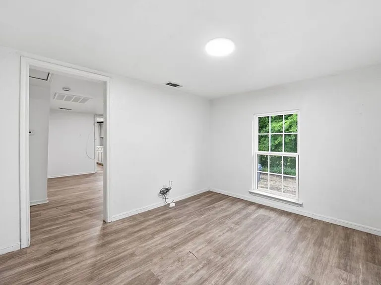 1827 Wood Ave — Photo 2