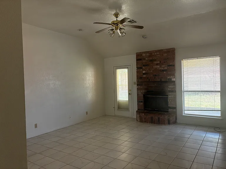 4605 High Pointe Dr — Photo 4