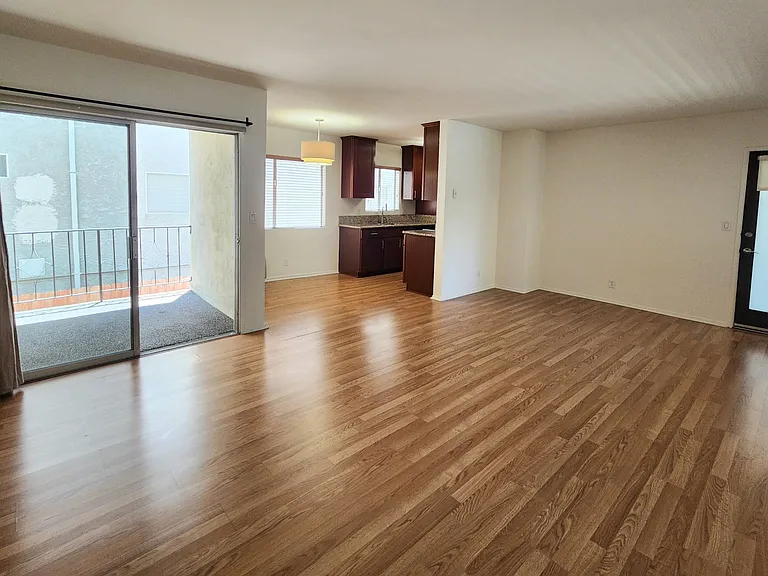 1850 Greenfield Ave #8 — Photo 5