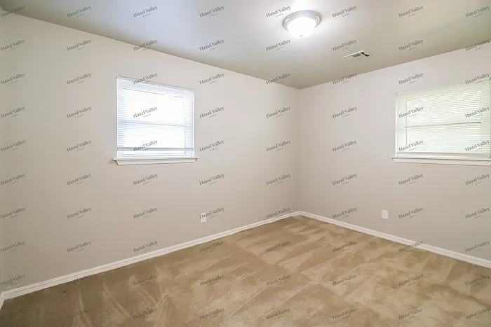 1020 Harold Dr — Photo 8