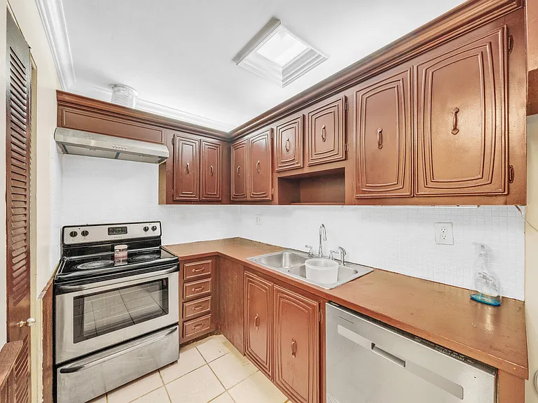 221 NW 43rd Pl — Photo 45