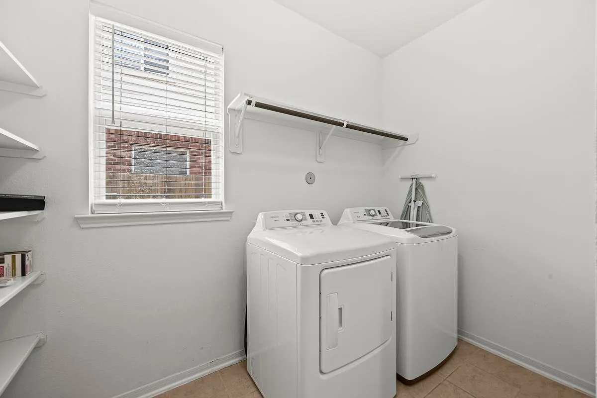 4 bed, 3.5 bath, 3471 sqft, $3,500 — Photo 4