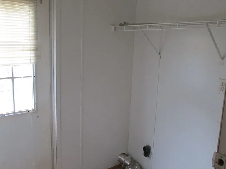 921 Seneca Dr — Photo 4